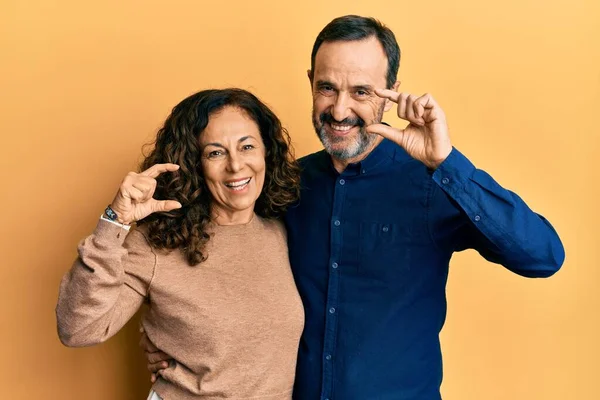 Mellanåldern Hispanic Par Bär Casual Kläder Leende Och Självsäker Gest — Stockfoto