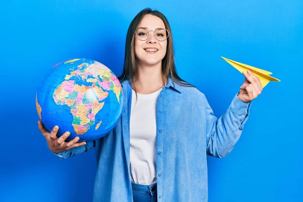 Ung Latinamerikansk Flicka Håller Papper Plan Och Världen Boll Ler — Stockfoto