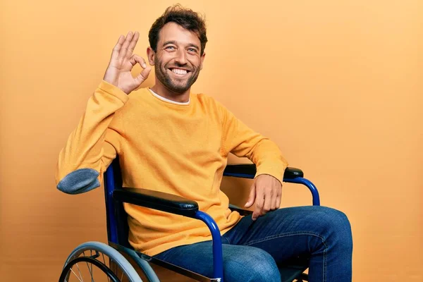 Tekerlekli Sandalyede Oturan Sakallı Yakışıklı Adam Olumlu Gülümsüyor Parmaklarıyla Tamam — Stok fotoğraf