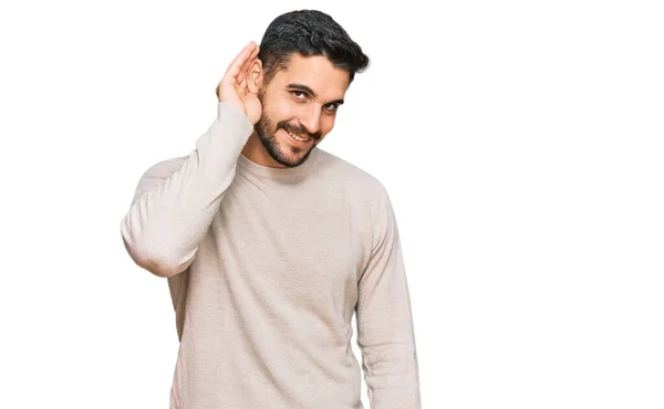 Jovem Hispânico Vestindo Roupas Casuais Sorrindo Com Mão Sobre Ouvido — Fotografia de Stock