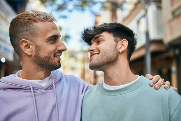 Jovem Casal Gay Sorrindo Feliz Abraçando Cidade — Fotografia de Stock