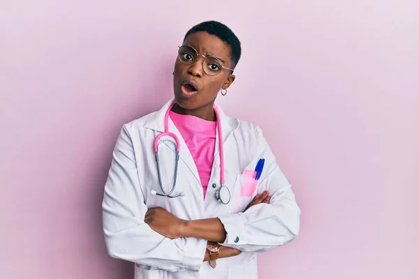 Young African American Woman Wearing Doctor Uniform Stethoscope Shock Face — Stock Photo, Image