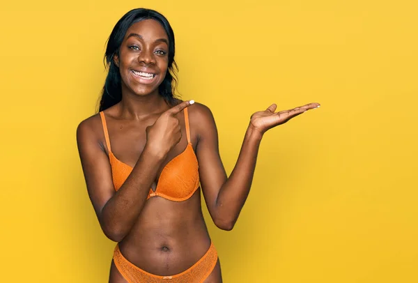 Joven Mujer Afroamericana Vistiendo Lencería Asombrada Sonriendo Cámara Mientras Presenta —  Fotos de Stock