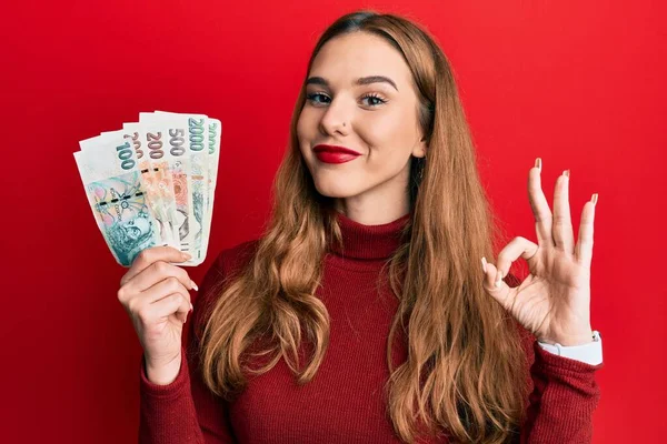 Joven Mujer Rubia Sosteniendo Billetes Corona Checa Haciendo Signo Con —  Fotos de Stock