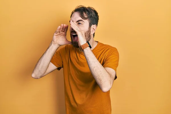 Homem Caucasiano Com Barba Vestindo Casual Camiseta Amarela Gritando Irritado — Fotografia de Stock