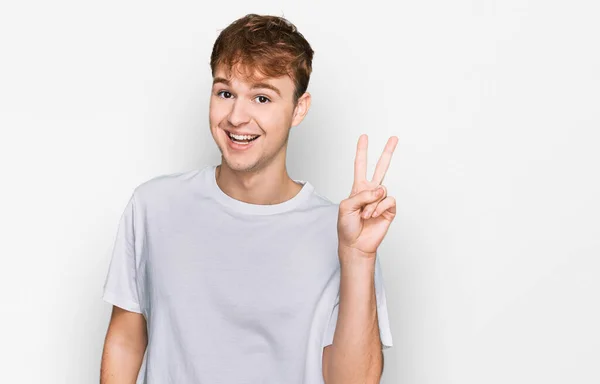 Jovem Caucasiano Homem Vestindo Casual Branco Shirt Mostrando Apontando Para — Fotografia de Stock