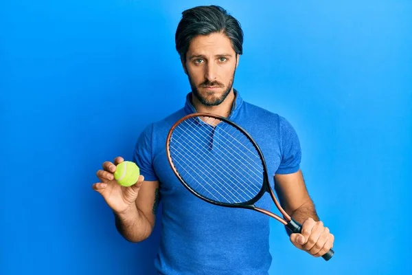 Ung Latinamerikansk Man Spelar Tennis Håller Racket Och Bollen Deprimerad — Stockfoto
