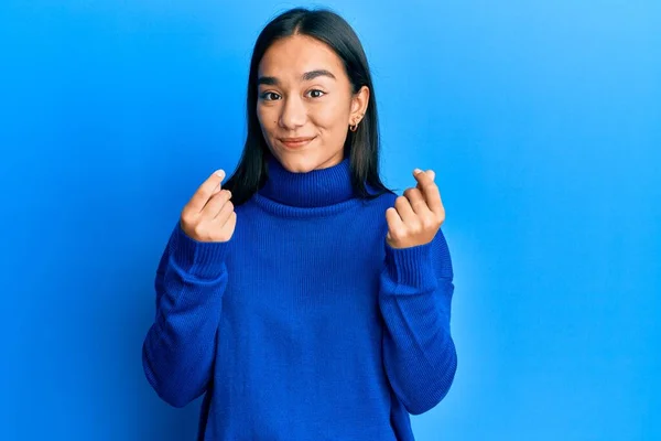 스웨터를 아시아인 여성은 손으로 내보이며 백만장자 사업을 — 스톡 사진