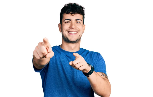 Jovem Hispânico Vestindo Camiseta Casual Apontando Para Você Câmera Com — Fotografia de Stock