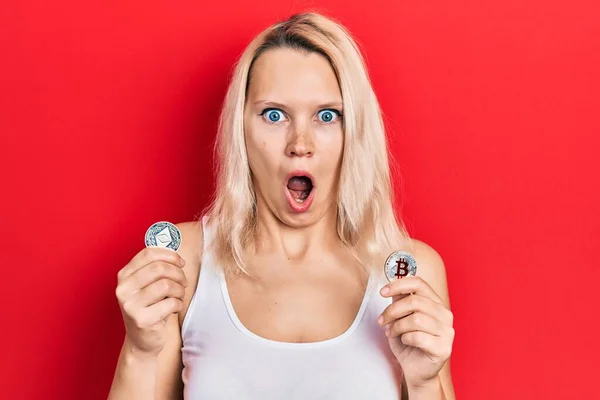 동전을 아름다운 여성은 놀라고 두려움 과들뜬 얼굴에 충격을 받았다 — 스톡 사진