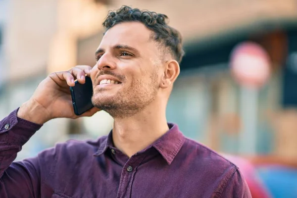 Νεαρός Ισπανός Χαμογελάει Χαρούμενος Μιλώντας Στο Smartphone Της Πόλης — Φωτογραφία Αρχείου