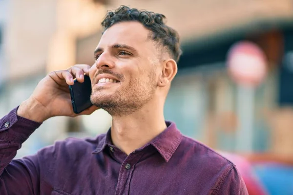 Jovem Hispânico Sorrindo Feliz Falando Smartphone Cidade — Fotografia de Stock