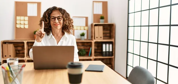 Middelbare Leeftijd Spaanse Vrouw Werkt Kantoor Het Dragen Van Een — Stockfoto