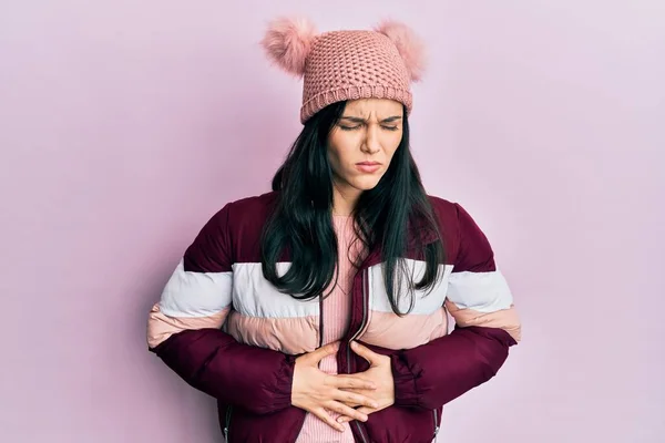 Mujer Hispana Joven Usando Suéter Lana Invierno Gorra Con Mano — Foto de Stock