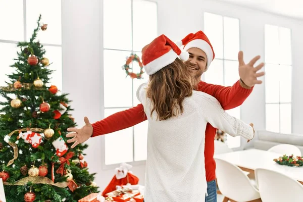 Genç Spanyol Çift Noel Şapkası Takıyor Mutlu Bir Şekilde Gülümsüyor — Stok fotoğraf