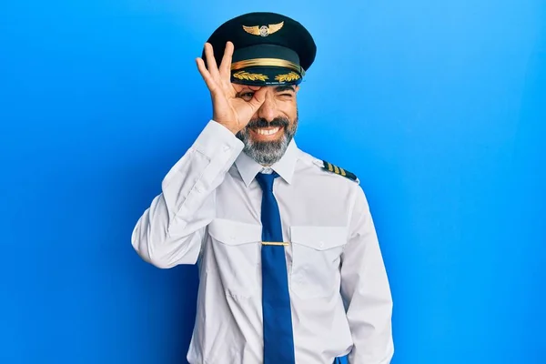 Mann Mittleren Alters Mit Bart Und Grauen Haaren Trägt Flugzeugpilotenuniform — Stockfoto