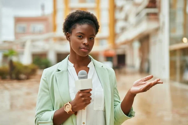 Junge Afrikanisch Amerikanische Reporterin Mit Entspanntem Gesichtsausdruck Mikrofon Der Stadt — Stockfoto