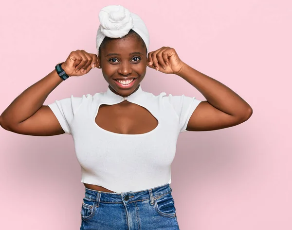 Jonge Afrikaanse Vrouw Met Tulband Met Haartulband Geïsoleerde Achtergrond Lachende — Stockfoto