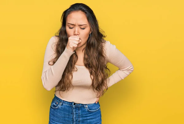 Chica Hispana Joven Que Usa Ropa Casual Sintiéndose Mal Tosiendo — Foto de Stock