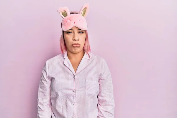 Mujer Hispana Con Pelo Rosa Con Máscara Para Dormir Pijama — Foto de Stock