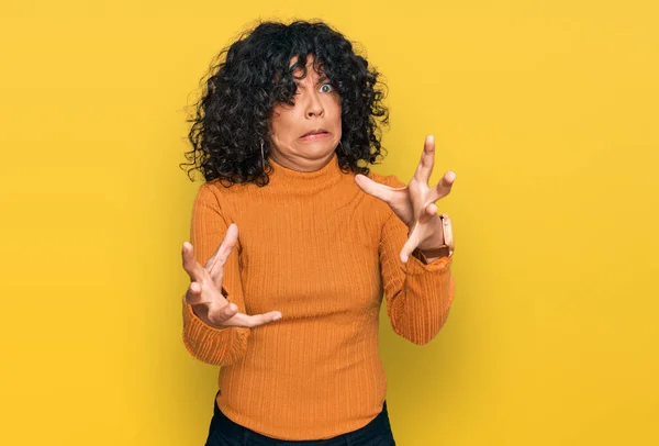 Young Hispanic Woman Wearing Casual Clothes Shouting Frustrated Rage Hands — Stock Photo, Image