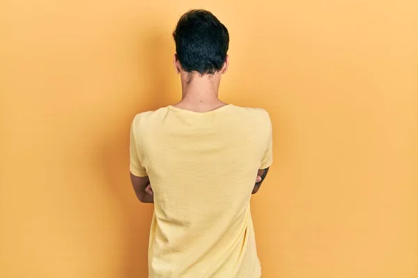 Sarı Bir Tişört Giyen Spanyol Genç Adam Arkasını Dönüp Kollarını — Stok fotoğraf