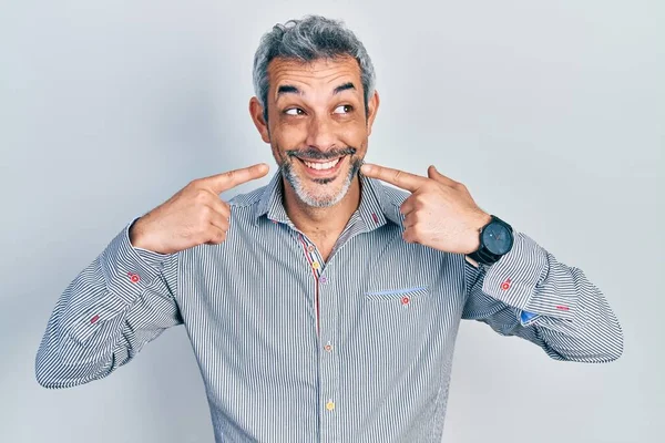 Pohledný Muž Středního Věku Šedými Vlasy Ukazující Ústa Prsty Usmívajícími — Stock fotografie