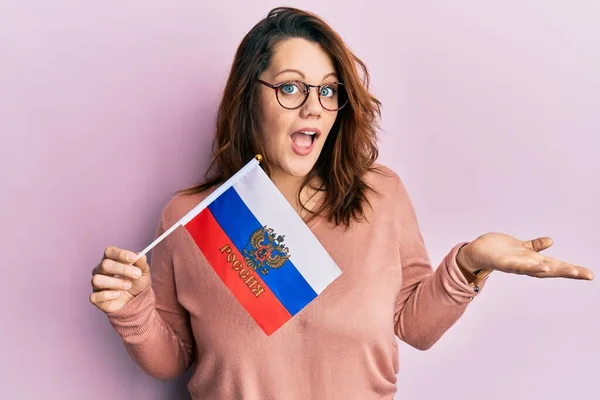 Jonge Kaukasische Vrouw Die Vlag Van Russische Federatie Vasthoudt Prestatie — Stockfoto