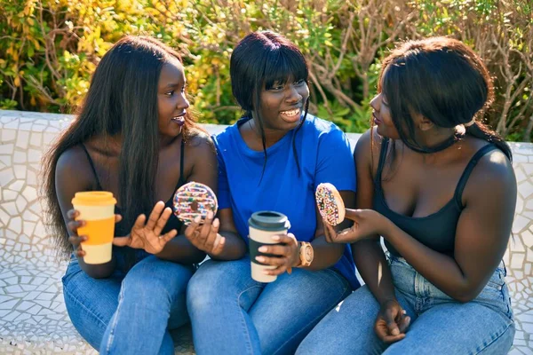 3人のアフリカ系アメリカ人の友人が公園で朝食を食べ — ストック写真