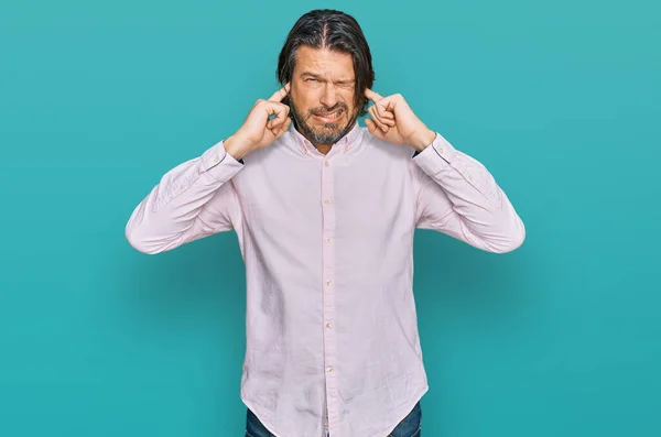 Przystojny Mężczyzna Średnim Wieku Ubrany Biznesową Koszulę Zakrywającą Uszy Palcami — Zdjęcie stockowe