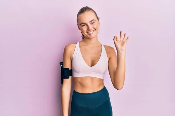 Vacker Blond Kvinna Bär Sportkläder Och Armband Ler Positivt Gör — Stockfoto