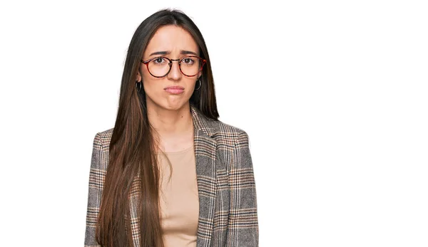 Ung Latinamerikansk Flicka Bär Affärskläder Och Glasögon Deprimerad Och Oroa — Stockfoto