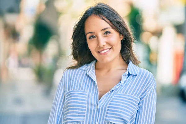 Joven Mujer Hispana Sonriendo Feliz Pie Ciudad — Foto de Stock