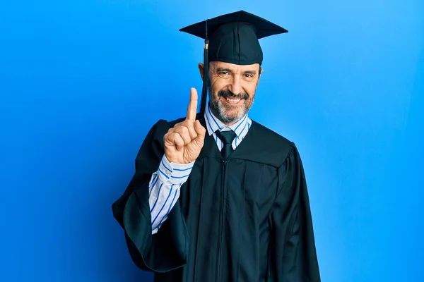 Hombre Hispano Mediana Edad Con Gorra Graduación Bata Ceremonia Mostrando — Foto de Stock