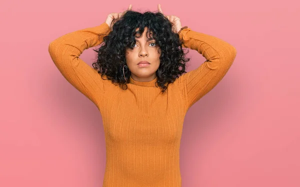 Jonge Latijns Amerikaanse Vrouw Draagt Casual Kleding Doet Grappig Gebaar — Stockfoto