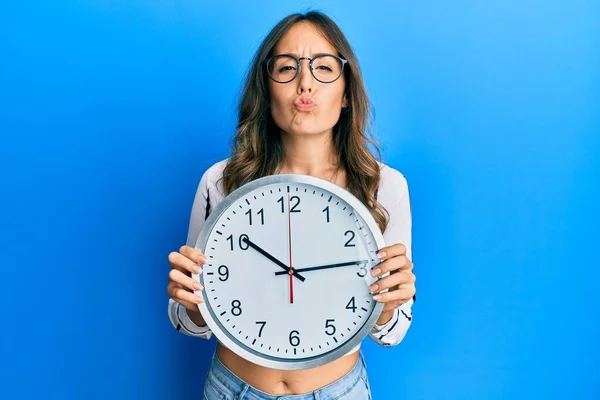 Giovane Donna Bruna Possesso Grande Orologio Guardando Fotocamera Che Soffia — Foto Stock