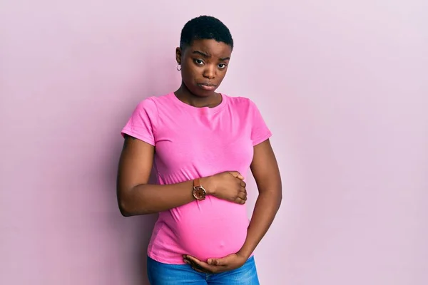 Junge Afrikanisch Amerikanische Frau Erwartet Ein Baby Berührt Schwangerschaftsbauch Depressiv — Stockfoto