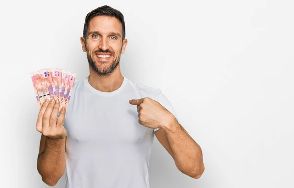 Hombre Guapo Con Barba Sosteniendo Billetes Sudafricanos Rand Señalando Con —  Fotos de Stock