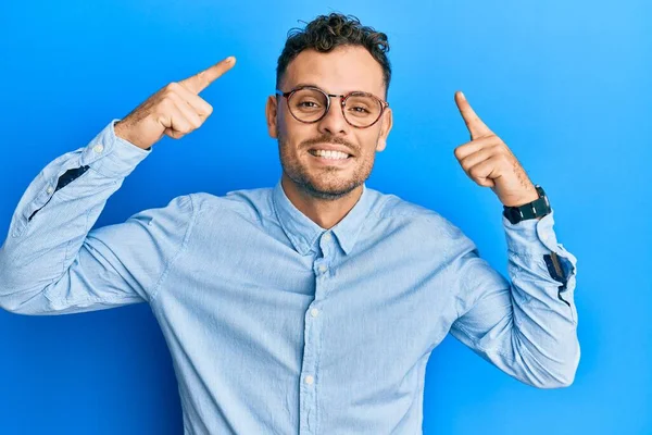 Jovem Hispânico Vestindo Roupas Casuais Óculos Sorrindo Apontando Para Cabeça — Fotografia de Stock