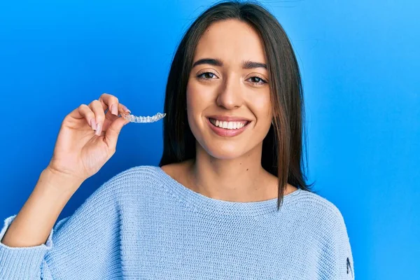 Joven Chica Hispana Sosteniendo Invisible Alineador Ortodoncia Buscando Positiva Feliz — Foto de Stock