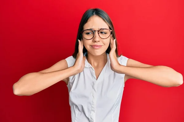 Mujer Morena Joven Con Ropa Casual Gafas Que Cubren Las — Foto de Stock