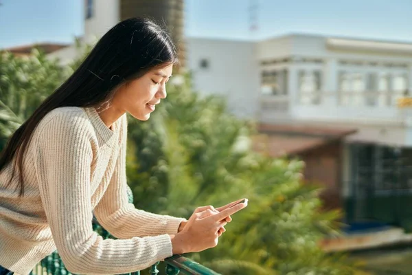 Joven Mujer Asiática Sonriendo Feliz Usando Smartphone Ciudad — Foto de Stock