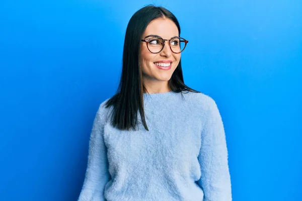 Mujer Morena Joven Con Ropa Casual Gafas Mirando Costado Pose —  Fotos de Stock