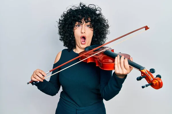 Joven Mujer Oriente Medio Tocando Violín Asustada Sorprendida Con Expresión —  Fotos de Stock