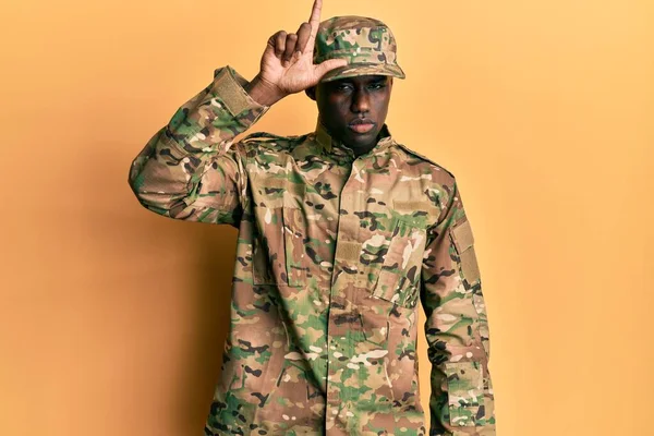 Jeune Homme Afro Américain Portant Uniforme Armée Moquant Des Gens — Photo