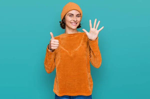 Junge Hispanische Frau Trägt Lässige Kleidung Und Wollmütze Und Zeigt — Stockfoto