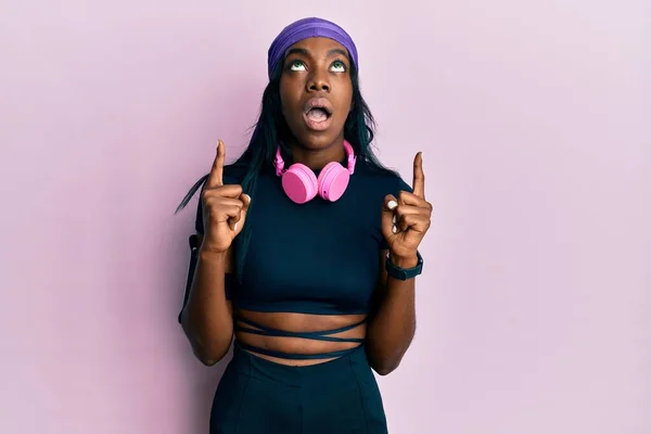 Ung Afrikansk Amerikansk Kvinna Bär Gym Kläder Och Använder Hörlurar — Stockfoto