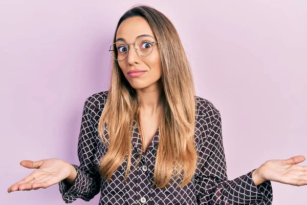 Schöne Hispanische Frau Lässiger Kleidung Und Brille Ahnungslos Und Verwirrt — Stockfoto