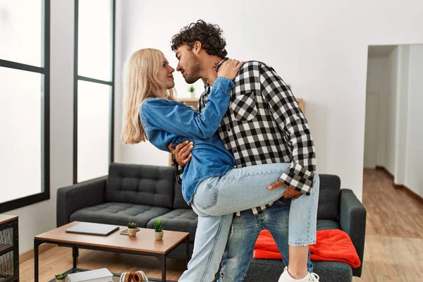 Casal Jovem Sorrindo Dança Feliz Casa — Fotografia de Stock