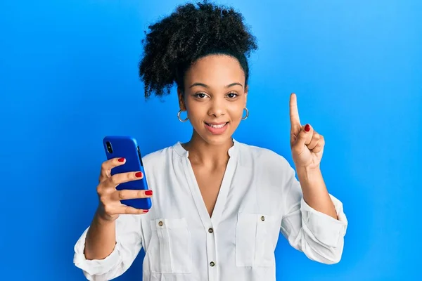 Chica Afroamericana Joven Usando Teléfono Inteligente Sonriendo Con Una Idea — Foto de Stock